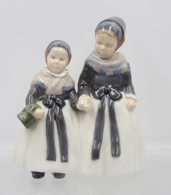 Auktion 365<br>Amager Mädchen, Royal Copenhagen, Entw. Lotte Benter, polychrome Unterglasurmalerei, Modellnr. 1316, 1 Schleifstrich, H- 18,5cm [1]