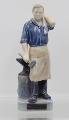 Auktion 365<br>Schmied am Amboss, Royal Copenhagen, Entw. J.M.Nissen, Mod.Nr. 4502, polychr. Unterglasurbemalung, H-22,5cm. [1]