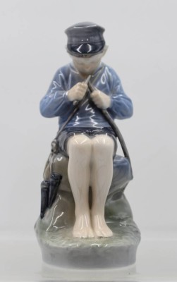 Auktion 365<br>schnitzender Junge, Royal Copenhagen, Modellnr. 905, Entw. Christian Thomsen, H-18,5cm [1]