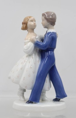 Auktion 365<br>Tanzendes Paar, Entw, Claire Weiss, Bing & Gröndahl, polychrom bemalt, Modellnr. 2385. H-20cm [1]