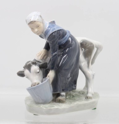 Auktion 365<br>Mädchen, das ein Kalb aus einem Eimer füttert, Royal Copenhagen , Entw. Christian Thomsen, Modellnr. 779, H-16cm, L-15,5 cm, 2 Schleifstriche [1]