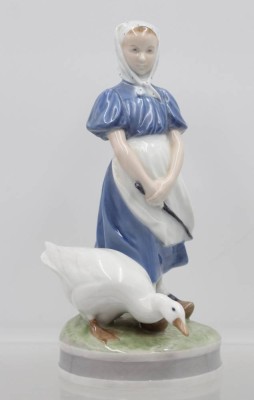 Auktion 365<br>Gänsemagd, Royal Copenhagen, Entw. Christian Thomsen, u. sign., Modellnr. 527, polychrom bemalt in Unterglasurfarben, auf rundem Sockel, H- 23,5 cm [1]