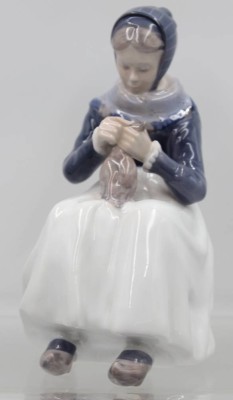 Auktion 365<br>Royal Copenhagen Figur, Strickendes Amager-Mädchen, H-22cm [1]