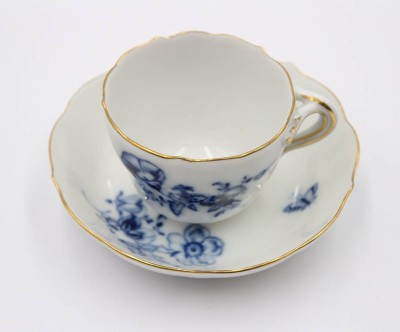 Auktion 365<br>Mokkatasse it U.T., Meissen, Schwertermarke, blaue Blumen, 2 Schleifstriche, ca. H-5cm [1]