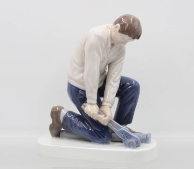 Auktion 365<br>Klempner, Bing & Gröndahl, 20. Jhd., u. mon. PHC, Modellnr. 2432, polychrom staffiert in Unterglasurfarben, H- 21,5 cm, 1x Schleifstrich [1]