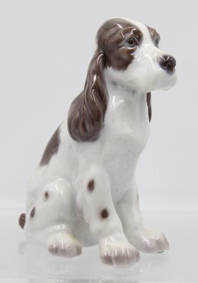 Auktion 365<br>sitzender Hundewelpe, Lyngby, Danmark, polychr. bemalt in Unterglasur, ca. H-14,3cm [1]