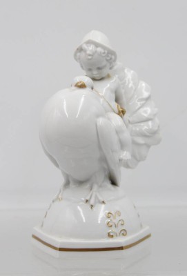 Auktion 365<br>Knabe auf Taube reitend, Katzhütte, weiß mit Goldstaffage, ca. H-15cm [1]