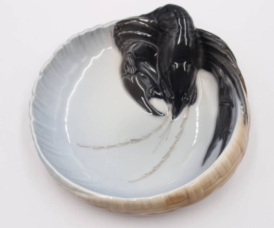 Auktion 365<br>Schale mit plastischem Hummer, Royal Copenhagen, polychrome Unterglasurmalerei, Entw. Erik Nielsen, Modellnr. 3277, D-16cm [1]