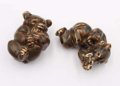 Auktion 365<br>2x spielende Bären, Royal Copenhagen, braune Glasur, ca. H-6cm [1]