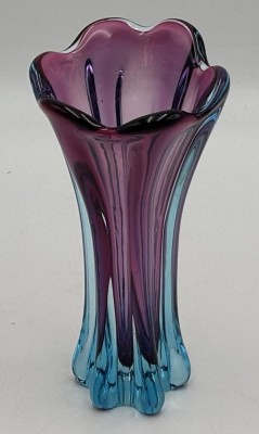 Auktion 365<br>Kunstglasvase, blau/lila, H-22 cm [1]