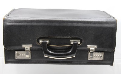 Auktion 365<br>Lederkoffer/Pilotenkoffer, älter, leichte Gebrauchsspuren, H-32cm B-45cm T-20cm [1]