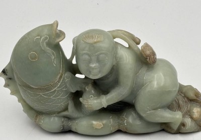 Auktion 365<br>gr. Jade Schnitzerei, Chinese mit Fischen, H-13 cm, L-24 cm [1]