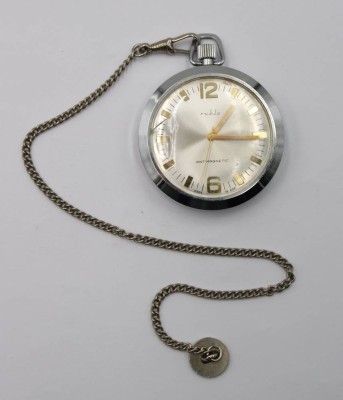Auktion 365<br>Vintage-Taschenuhr, Ruhla, Handaufzug, Werk läuft,  an Kette, getragene Erhaltung, D-4,6 cm [1]