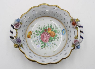 Auktion 365<br>Zierschale mit aufgesetzten Blüten, Frankreich, Blumenbemalung und Goldstaffage, Blüten min. bestossen, ca. H-8cm  D-20cm [1]