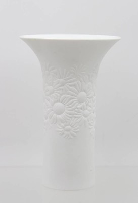 Auktion 370<br>Künstlervase, Rosenthal, R.Nairac, floral reliefiert, Weißporzellan, ca. H-21cm [1]
