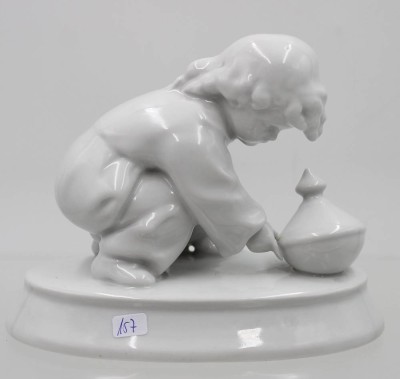 Auktion 365<br>Porzellanfigur Kind mit Kreisel von Zsolnay . [1]