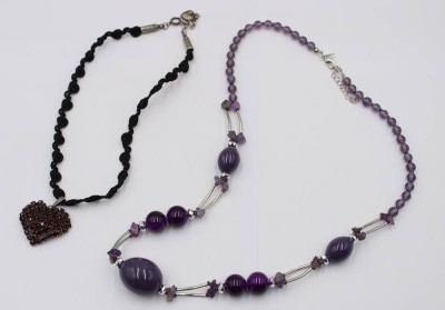 Auktion 365<br>2x div. Ketten, lila Steine und 1x Stoffband mit Granatherz, ca. L-60cm [1]
