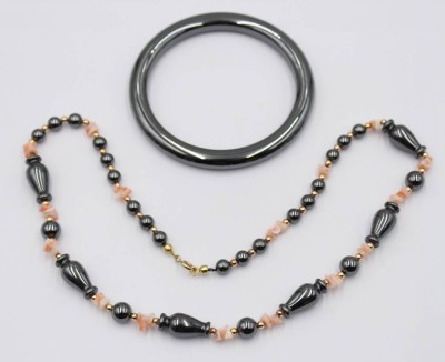 Auktion 365<br>Armreif aus Hämatit sowie Kette mit Hämatit und Koralle . [1]