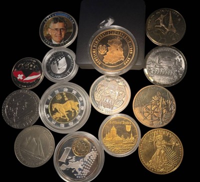Auktion 365<br>21 Medaillen, Alle Welt, tw. boxed, 1x in Schachtel, England, China, Israel etc usw., ca. 525 gr, kein Silber [1]