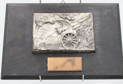 Auktion 365<br>Reliefplatte, Kanone, wohl älter auf Holz, ca. 18 x 27,5cm [1]