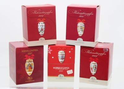 Auktion 365<br>5x Weihnachtszapfen, Hutschenreuther, je in orig. Karton, 2007, 2011, 2009, 2014 und 2022 [1]