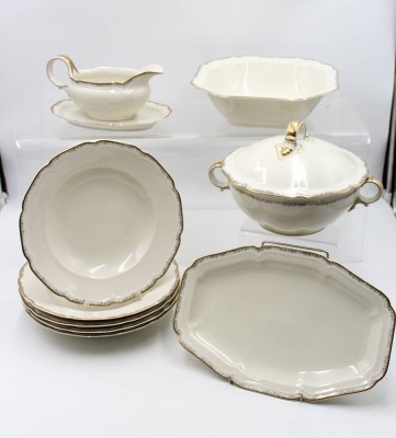 Auktion 365<br>9x Serviceteile, Hutschenreuther, Modell Lucia, Deckelterrine, Sauciere, Platte, Gemüseschale und 5x Teller (1x Chip), Terrine ca. H-15,5cm D-21cm [1]
