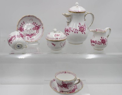 Auktion 365<br>Mokkakern sowie 2 Tassen mit U.T., Meissen, Schwertermarke, ind. Purpur, je 2 Schleifstriche, Dosendeckel bestossen, ca. H-16,3cm u. 5,2cm [1]