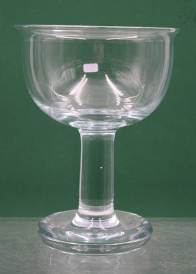 Auktion 365<br>Schale auf Stand, Holmegaard, ca. H-18,5cm, D-13,5cm [1]