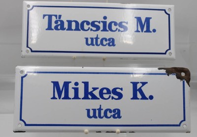 Auktion 365<br>Paar ungarische Strassenschilder, Emaille, älter, 1x an Ecke beschädigt, je 14,8 x 39,8cm [1]