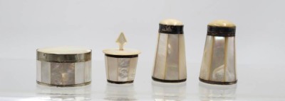 Auktion 365<br>kl. Konvolut Perlmutt, Streuerpaar, Gewürzschälchen und kl. Deckeldose, älter, ca. H-6cm, Dose D-5cm [1]