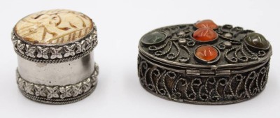 Auktion 365<br>2x div. Pillendosen, 1x mit Beindeckel und 1x Steinbesatz, je versilbert, älter, ca. H-3cm und 2,5cm, ovake B-6cm [1]