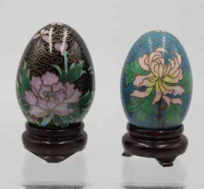 Auktion 365<br>Paar Cloisonné-Eier m. Holzstand,  China, ca. H-8cm [1]