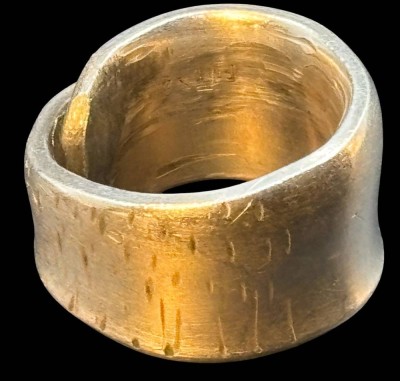 Auktion 365<br>massiver Silber Designerring (geprüft), div. Punzen, GS etc, seitl Ritzmuster, RG 60, 23,4 gr [1]