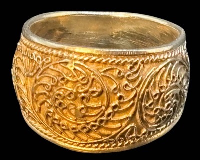 Auktion 365<br>Silberring-925- mit Reliefdekor, RG 60, 7,3 gr. [1]