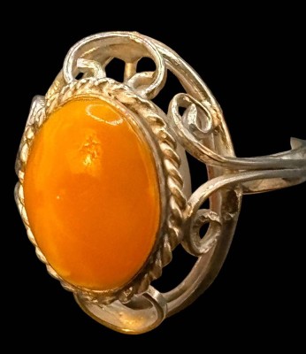 Auktion 365<br>Silberring mit gelben Bernstein, undeutlich gepunzt, RG 53, 4,9 gr [1]