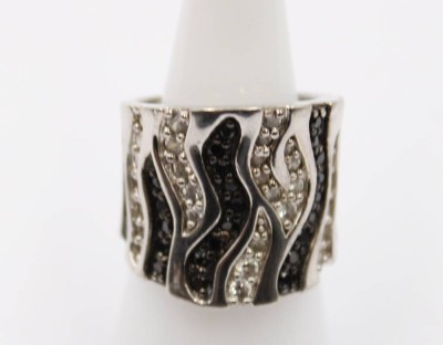 Auktion 365<br>Ring mit schwarzen und weißen Steinen, 925er Silber, RG 55, 16 gr [1]