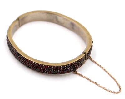 Auktion 365<br>Armreif mit Granate,  um 1900, Material?, 5 Steine fehlen, 20 gr., ca. 6 x 5 cm [1]