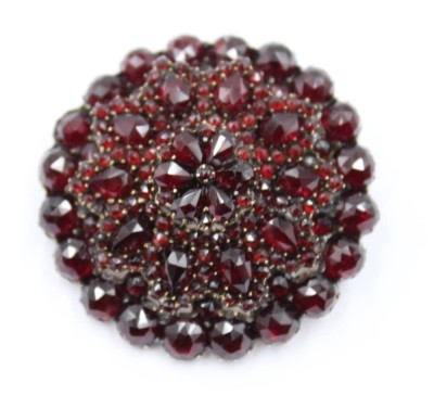 Auktion 365<br>Runde Brosche mit Granate, Nadel aus 14K Gold, wohl Tombak, D-3,5cm, 12,6 gr. [1]