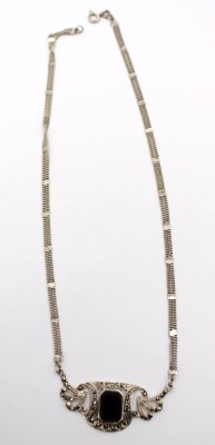 Auktion 365<br>Collier mit einem schwarzen Stein und Markasiten, 925er Silber, L-42cm, 10,5 gr. [1]