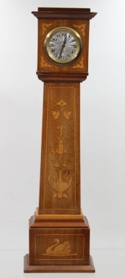 Auktion 365<br>kl. Modell-Standuhr, Holz intarsiert, Werk läuft, H-42 cm, B-unten 12 cm, eine Seitenleiste etwas beschädigt [1]