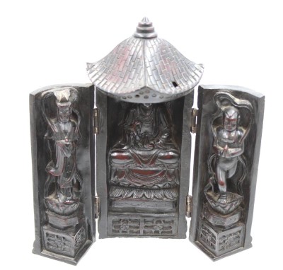 Auktion 365<br>Buddhistischer Reisetempel, 3-flügelig, ujmlaufend beschriftet, H-25cm, B-23 cm [1]