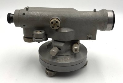 Auktion 370<br>Otto Fennel Söhne Kassel, Nivellierinstrument, mit Drehscheibe, H-15 cm, L-24 cm [1]