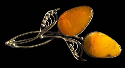Auktion 365<br>gr. Silbernadel mit 2 Bernsteinen, B-8 cm, 11 gr [1]