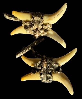 Auktion 365<br>Paar Manchettenknöpfe mit Grandeln, Jagdschmuck, B-3,3 cm, [1]