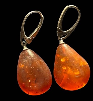 Auktion 365<br>Paar Ohrhänger mit Bernstein, Silbermontur, L-4 cm [1]