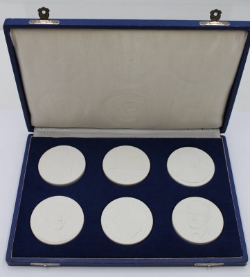 Auktion 365<br>Kasten mit 6  Meissen- Erinnerungs-Plaketten,weiss, D-6 cm [1]