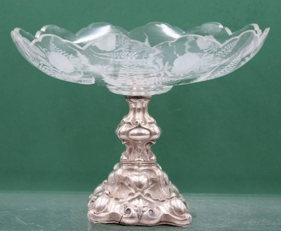 Auktion 365<br>gr. Tafelaufsatz mit  gefüllten Silberstand (geprüft), Glasschale florasle4s Dekor, H-20 cm, D-26 cm [1]