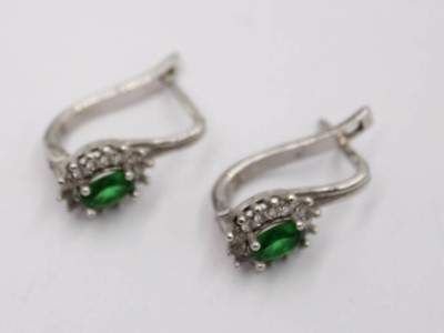 Auktion 365<br>Paar Ohrstecker, grüner Stein umringt von kl. klaren Steinen, 925er Silber, ca. 3,5gr., L-2cm [1]