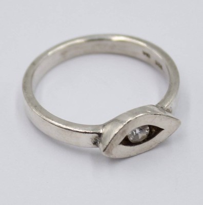 Auktion 365<br>Ring mit einem weißen Stein aus 925er Silber, [1]