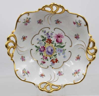 Auktion 365<br>Schale auf 4 Füssen, Ilmenau, Blumenbemalung u. Goldstaffage, H-8,5cm D-27cm [1]